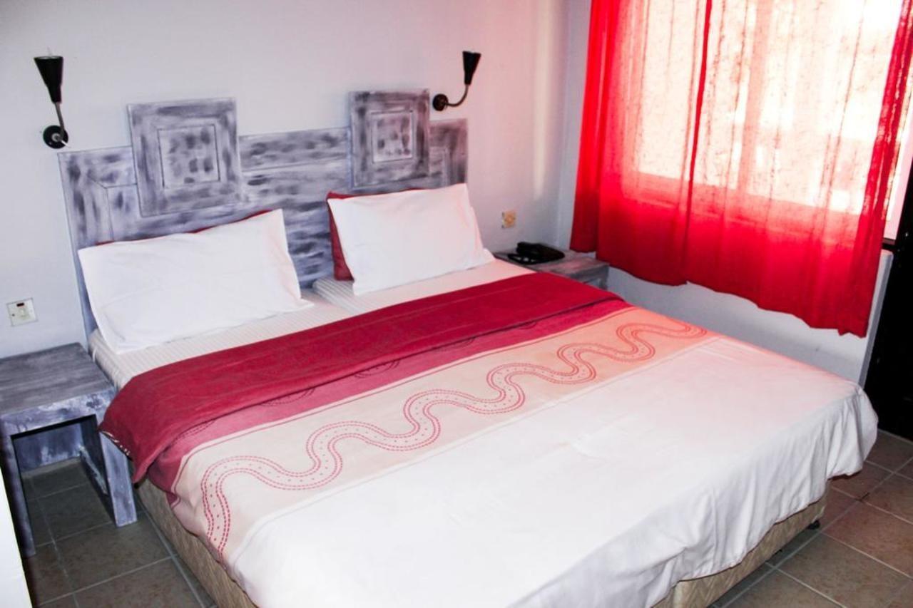 Sarges Hotel Serrekunda Extérieur photo