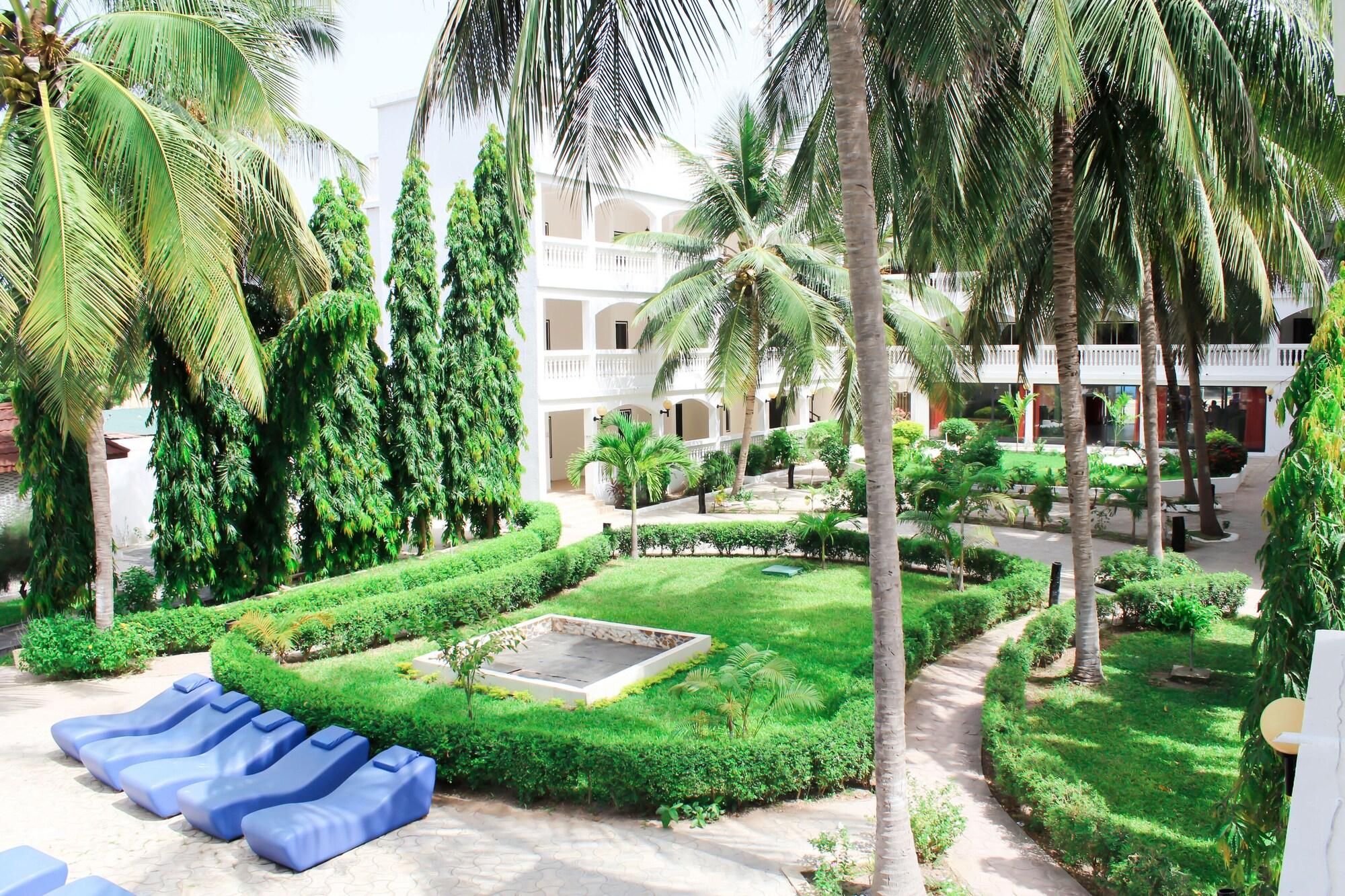 Sarges Hotel Serrekunda Extérieur photo