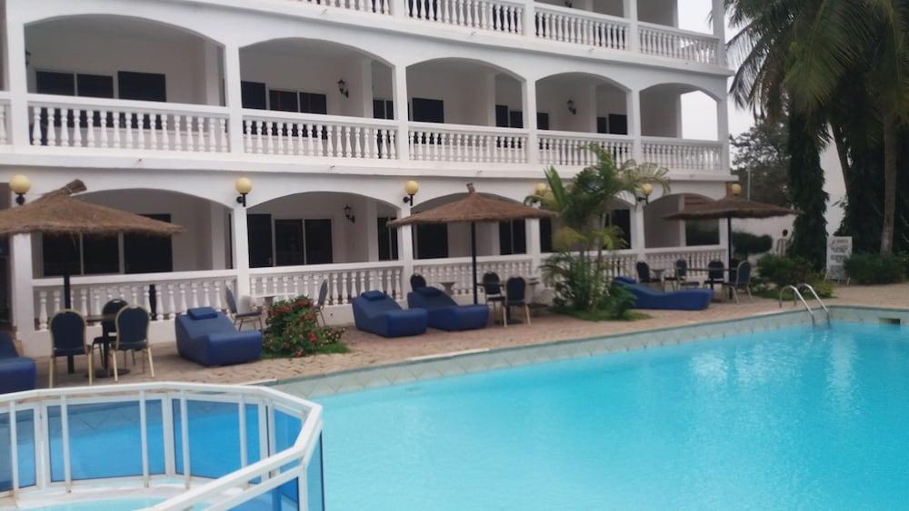 Sarges Hotel Serrekunda Extérieur photo