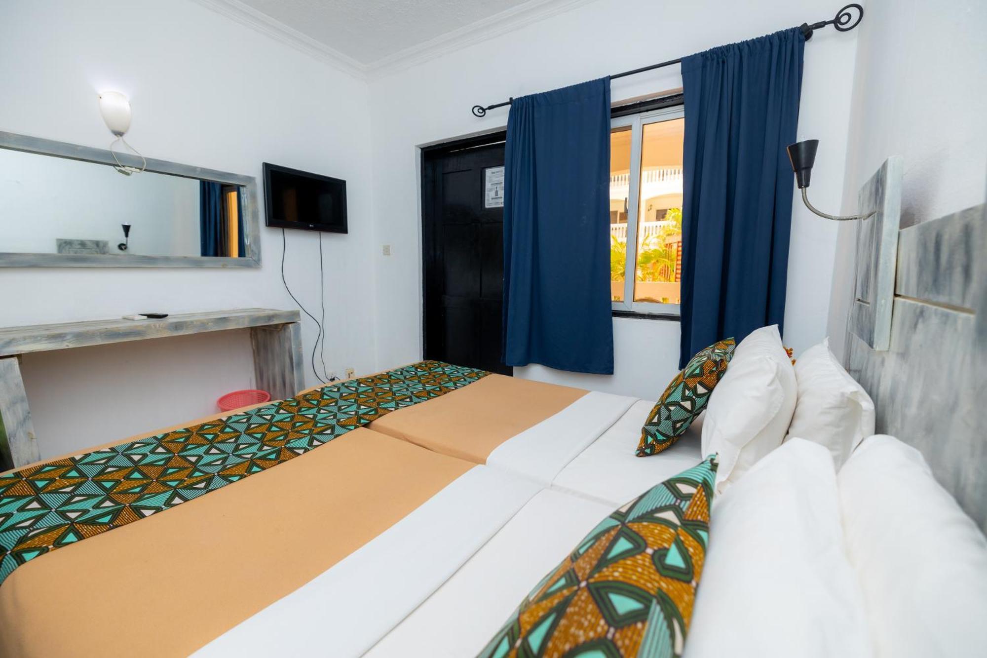 Sarges Hotel Serrekunda Extérieur photo