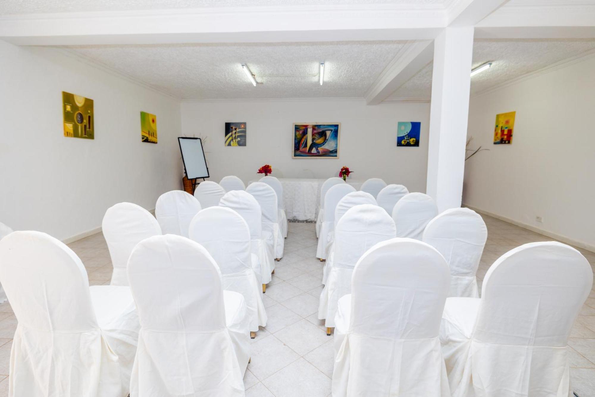 Sarges Hotel Serrekunda Extérieur photo