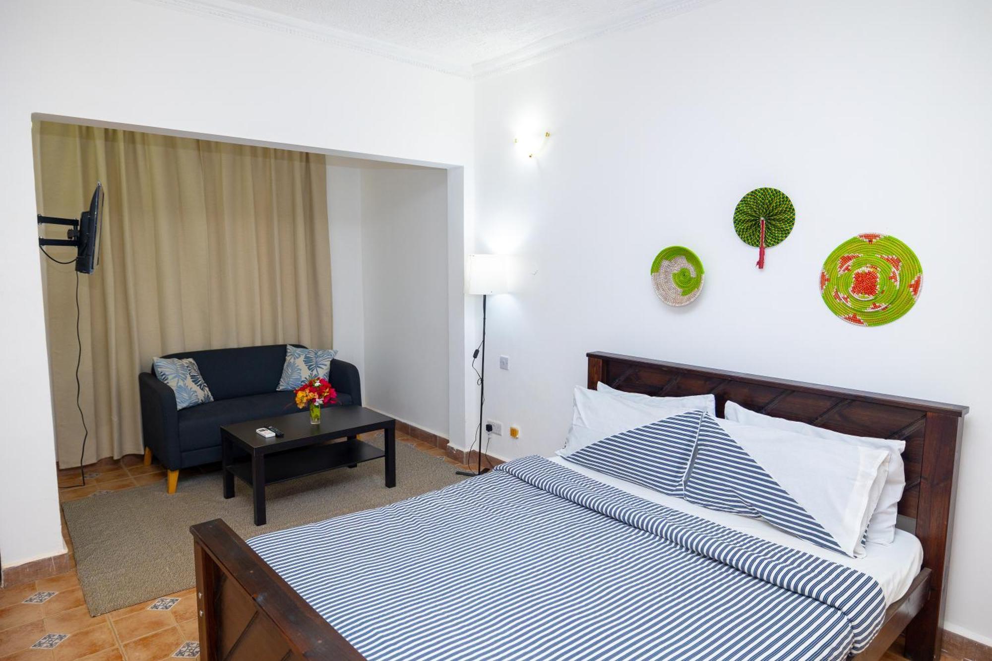 Sarges Hotel Serrekunda Extérieur photo