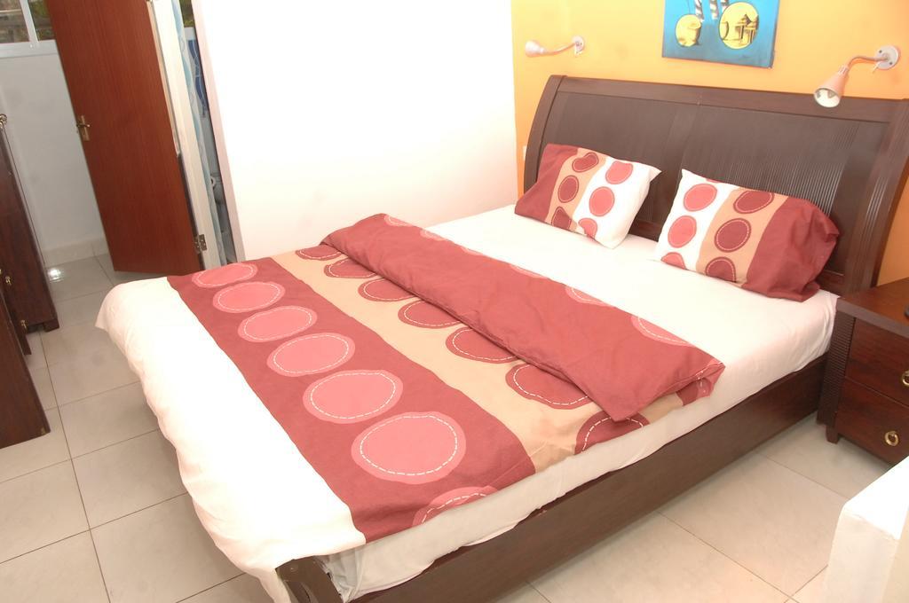Sarges Hotel Serrekunda Extérieur photo