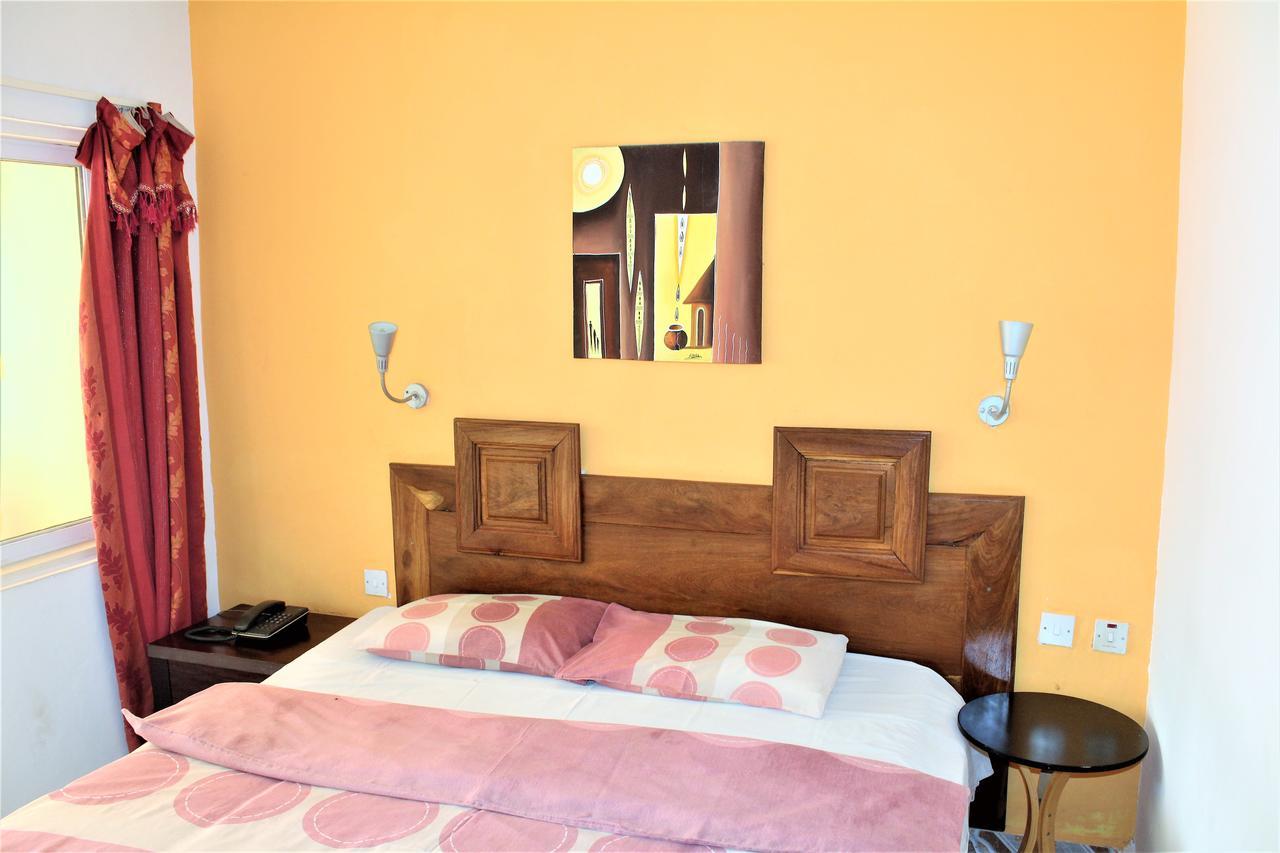 Sarges Hotel Serrekunda Extérieur photo